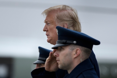 Trump li pêşwaziya termên çar Amerîkiyên ku li Minbicê hatin kuştin